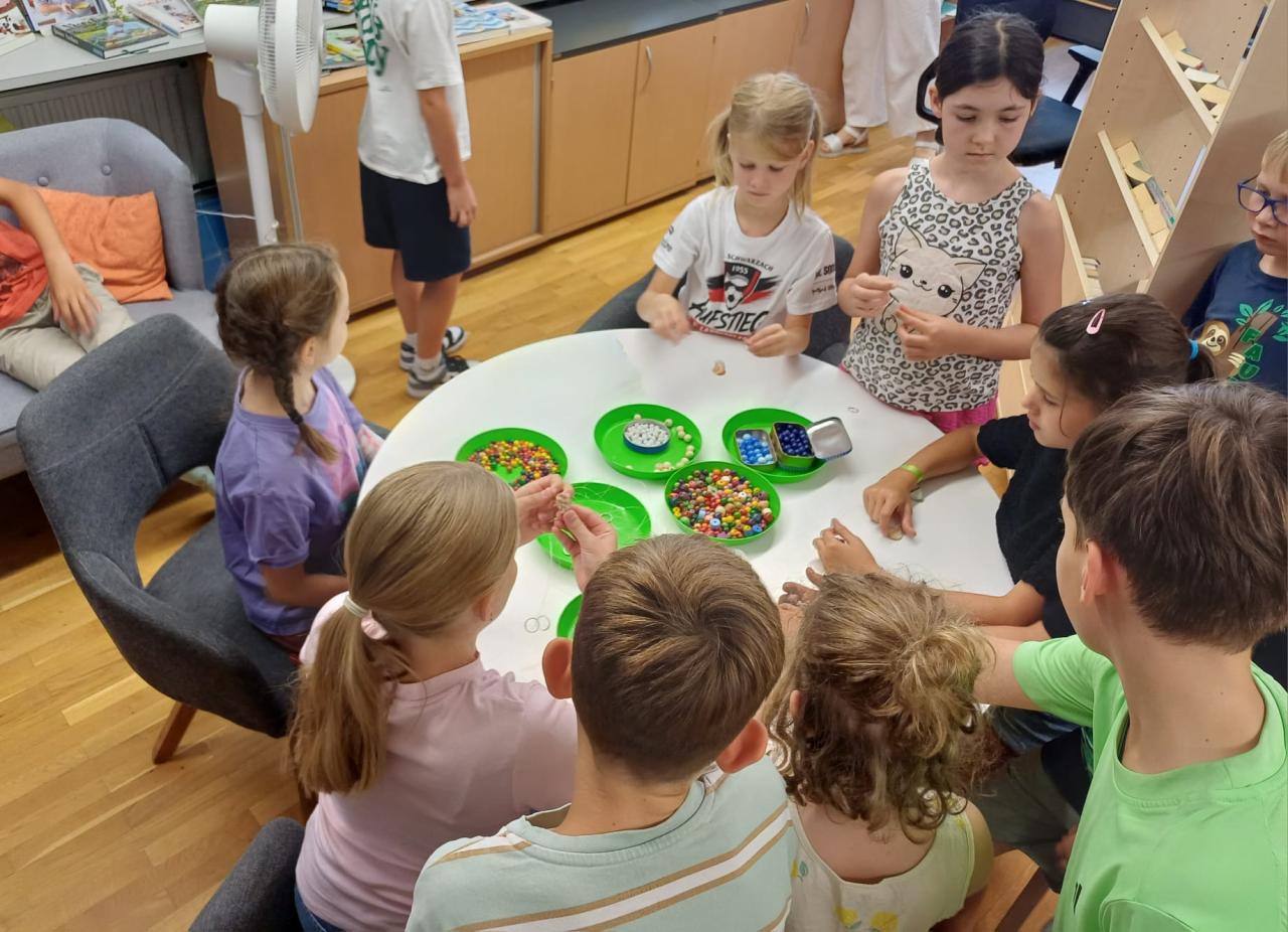 Kinder beim Basteln